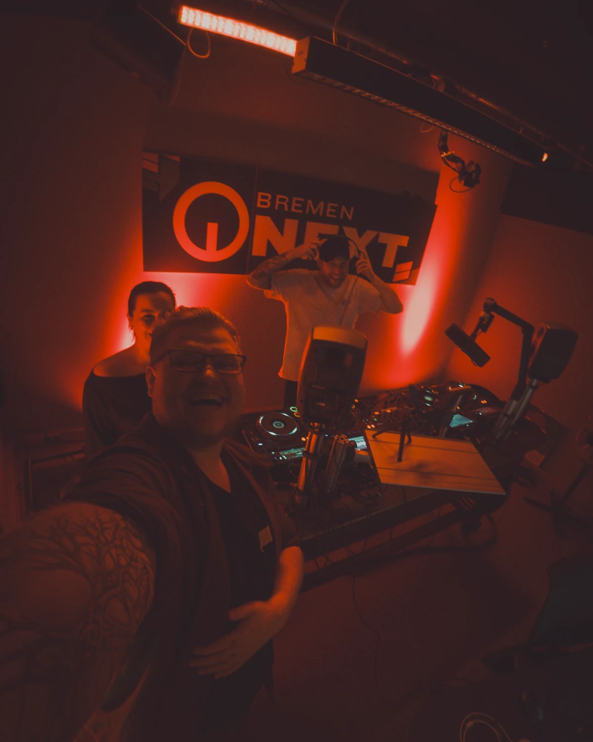 Patrick Büscher bei einer Veranstaltung vor einem DJ-Setup